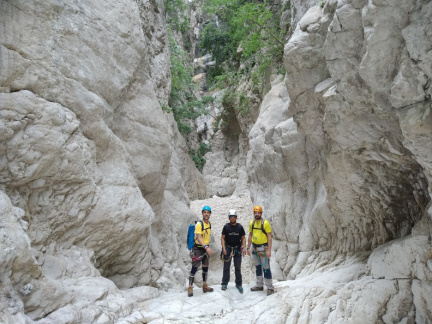 José Manuel, Javi y Guillermo en el barranco.